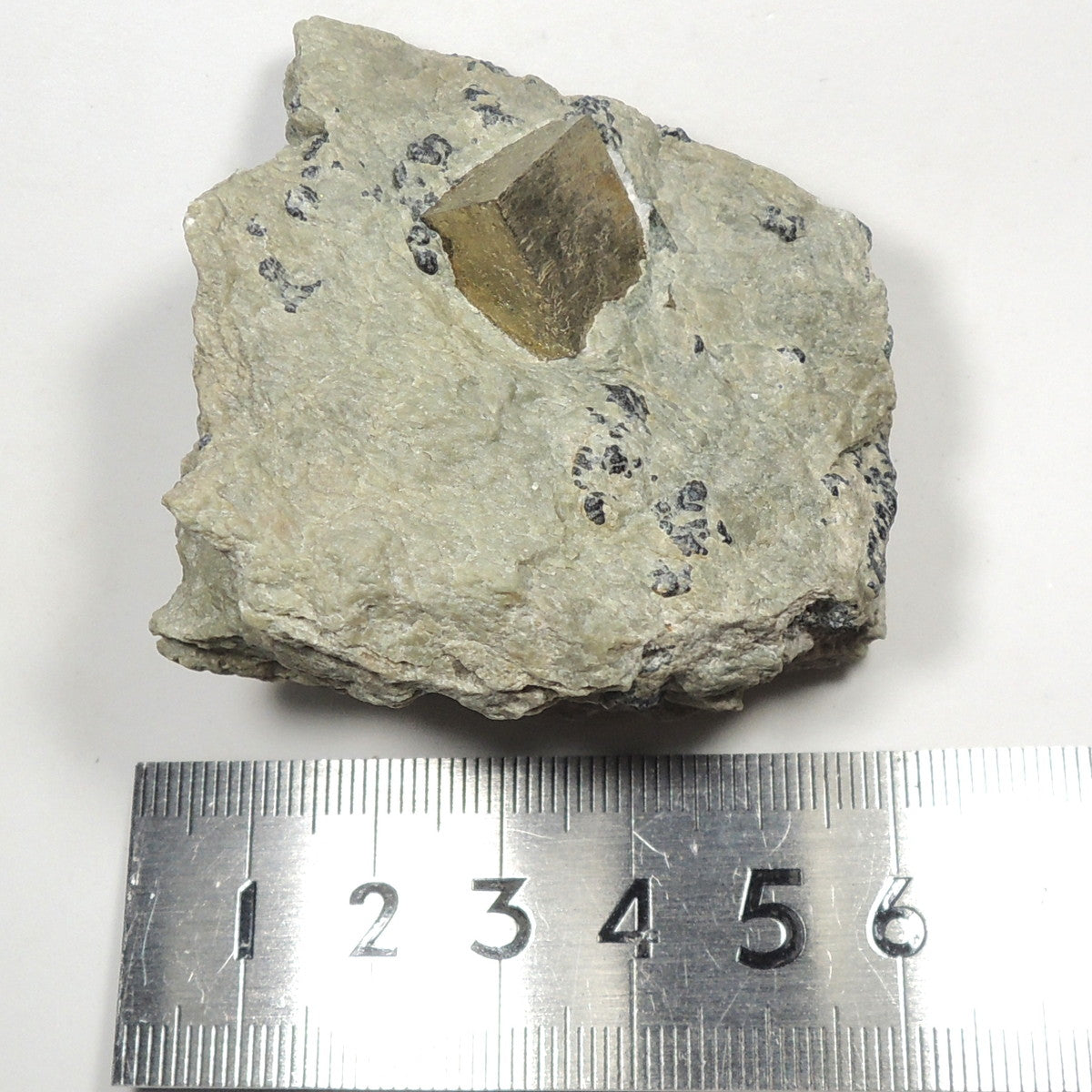 パイライト 原石 約112g パイライトキューブ 母岩付き 黄鉄鉱 スペイン産 立方体結晶