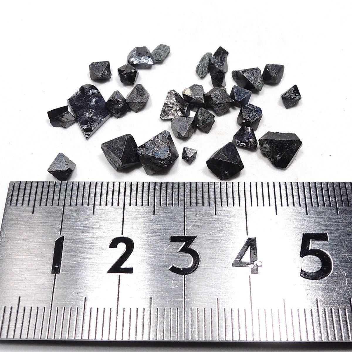マグネタイト 5gセット 磁鉄鉱 原石 パキスタン産 ランダム