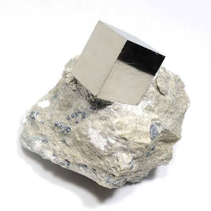 パイライト 原石 パイライトキューブ 母岩付き 黄鉄鉱 スペイン産 立方体結晶