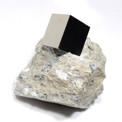 パイライト 原石 パイライトキューブ 母岩付き 黄鉄鉱 スペイン産 立方体結晶