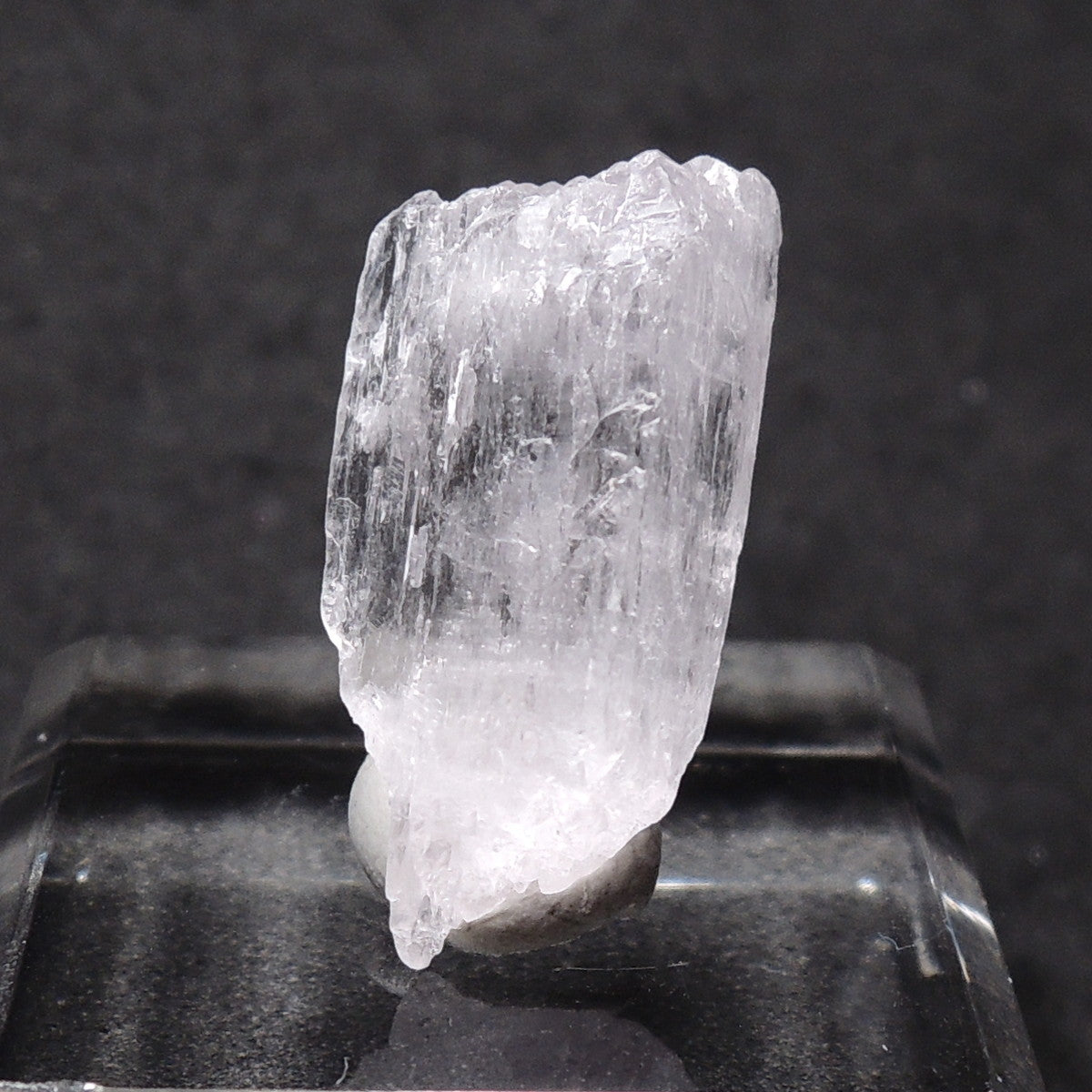 クンツァイト 原石 リチア輝石 リシア輝石 アフガニスタン産 蛍光